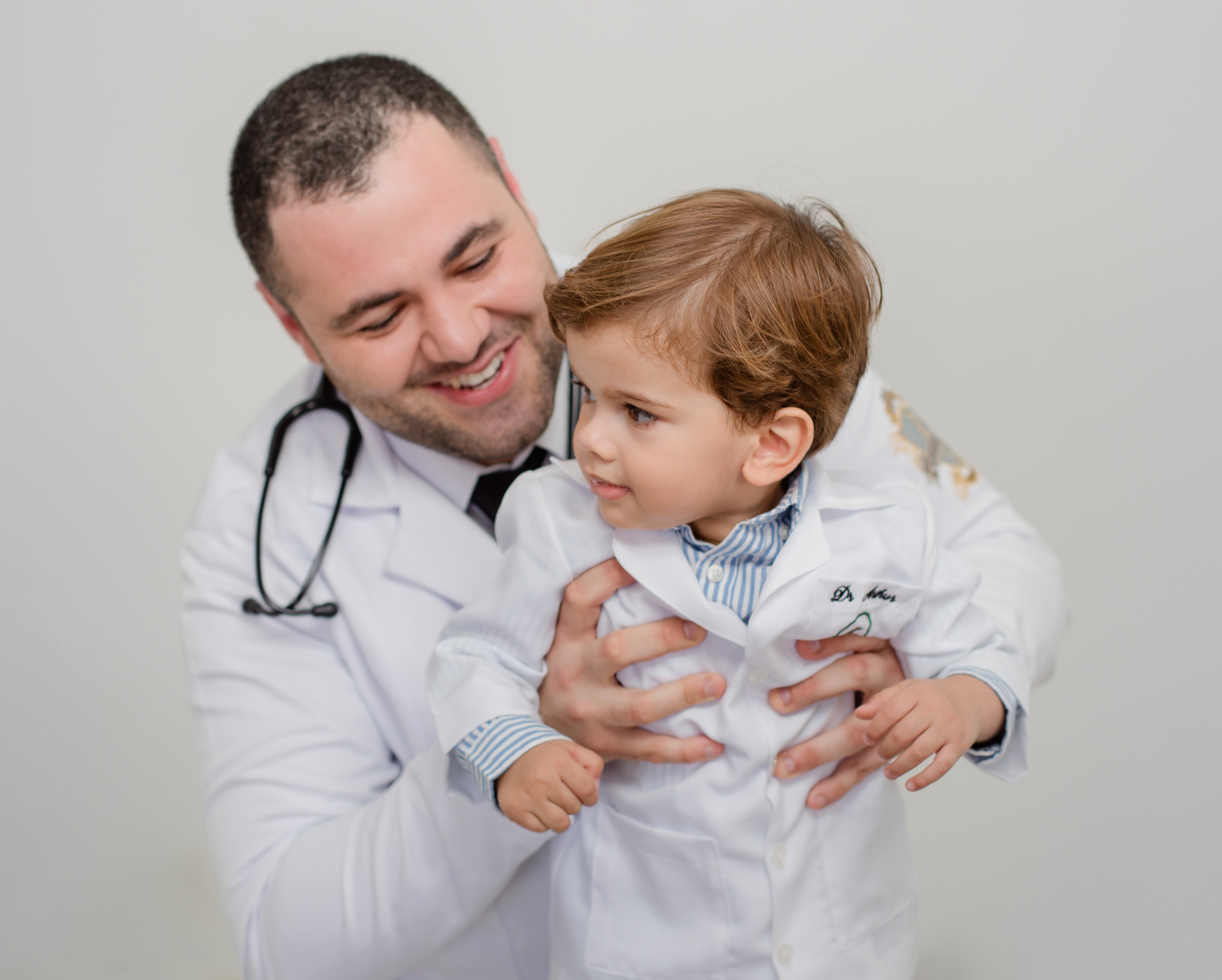 Dr. Gabriel Braga com um paciente