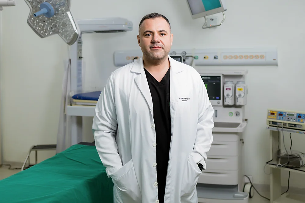 Dr. Gabriel Braga, cirurgião especialista em vesícula biliar, no centro cirúrgico em Pirapora.