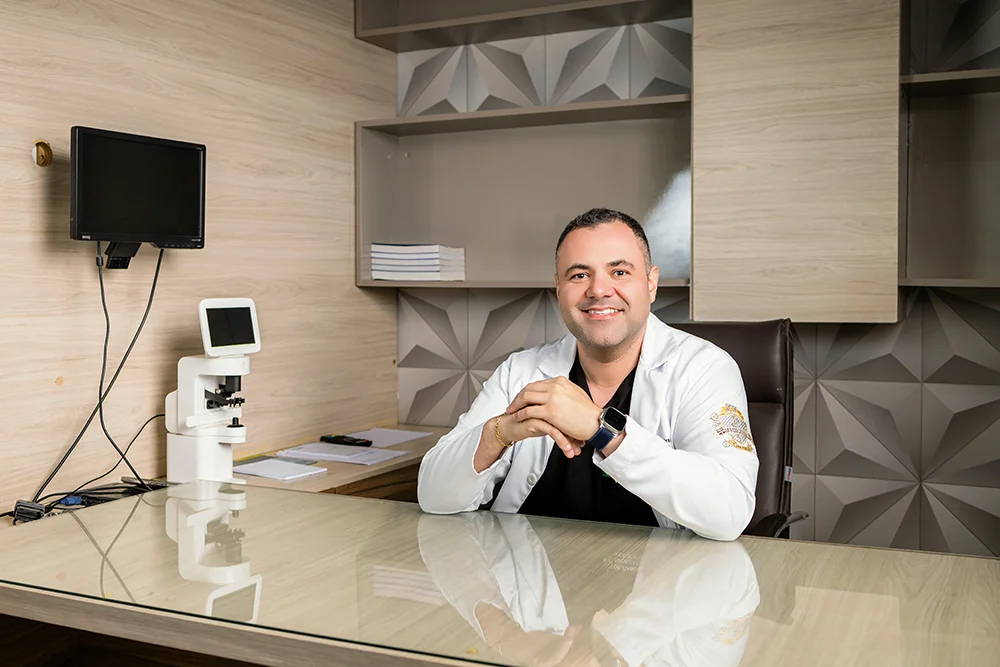 Dr. Gabriel Braga em seu consultório médico especializado em cirurgia geral e videolaparoscopia em Pirapora