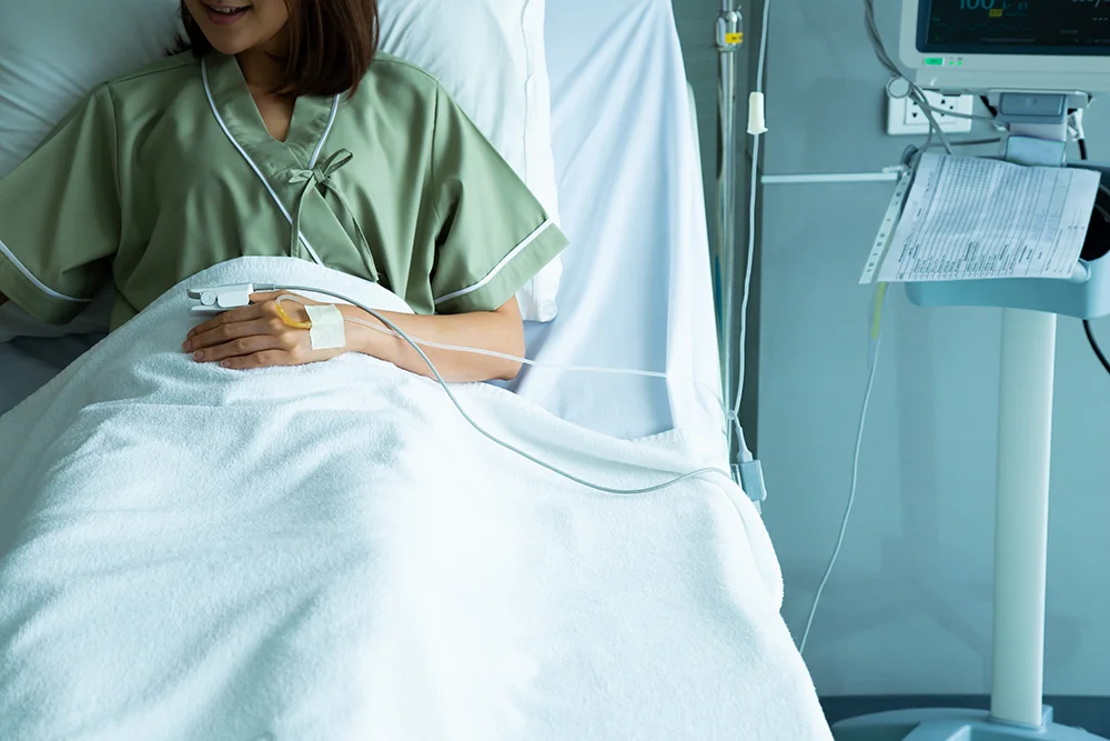 Paciente em recuperação hospitalar após cirurgia de retirada da vesícula por vídeo.